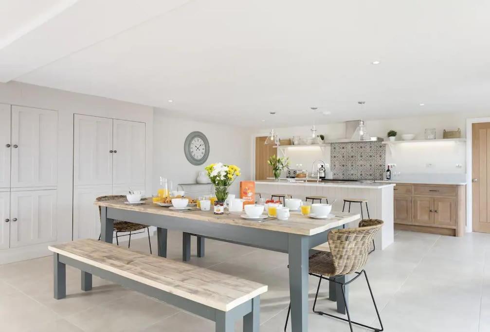 Stone Barn, Contemporary Barn Conversion Cheltenham Exterior foto